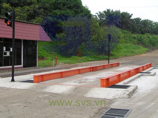Cân ô tô cân xe tải bàn cân nửa thép nửa bê tông kiểu cân nửa nổi WB11